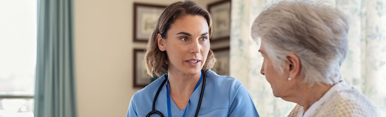 Infirmière s'occupe d'une patiente âgée