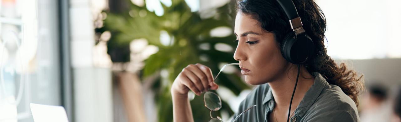 Jeune femme cherche une offre d'emploi sur son ordinateur