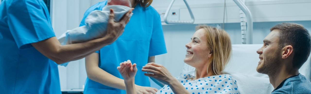 Sage-femme donne le bébé à la mère après l'accouchement