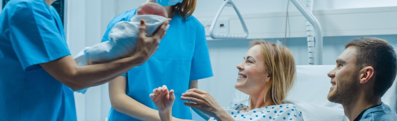 Sage-femme donne le bébé à la mère après l'accouchement