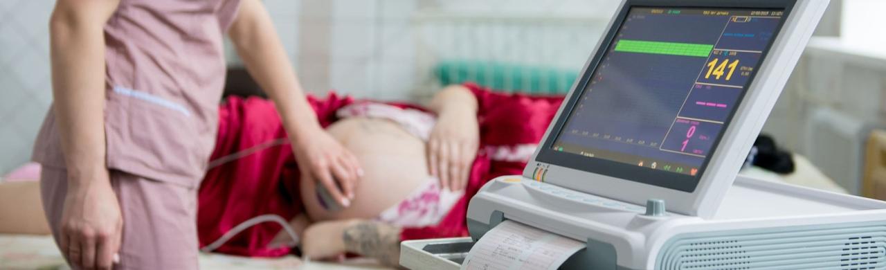 Sage-femme s'occupe d'une patiente avant l'accouchement