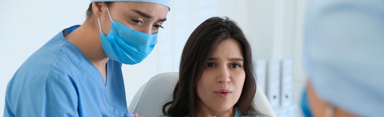 Sage-femme avec une patiente pendant un accouchement