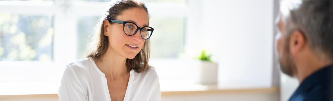 Chargée de recrutement en entretien avec un professionnel de santé