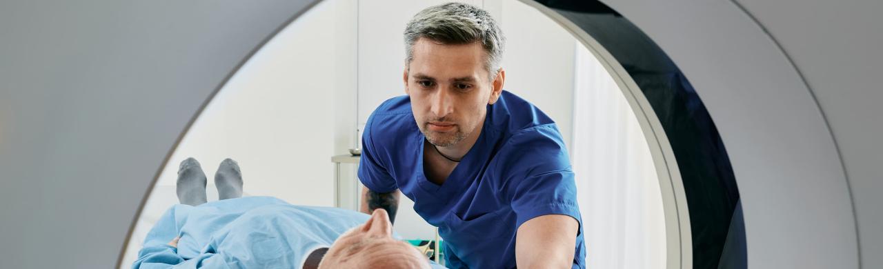 Manipulateur radio avec un patient