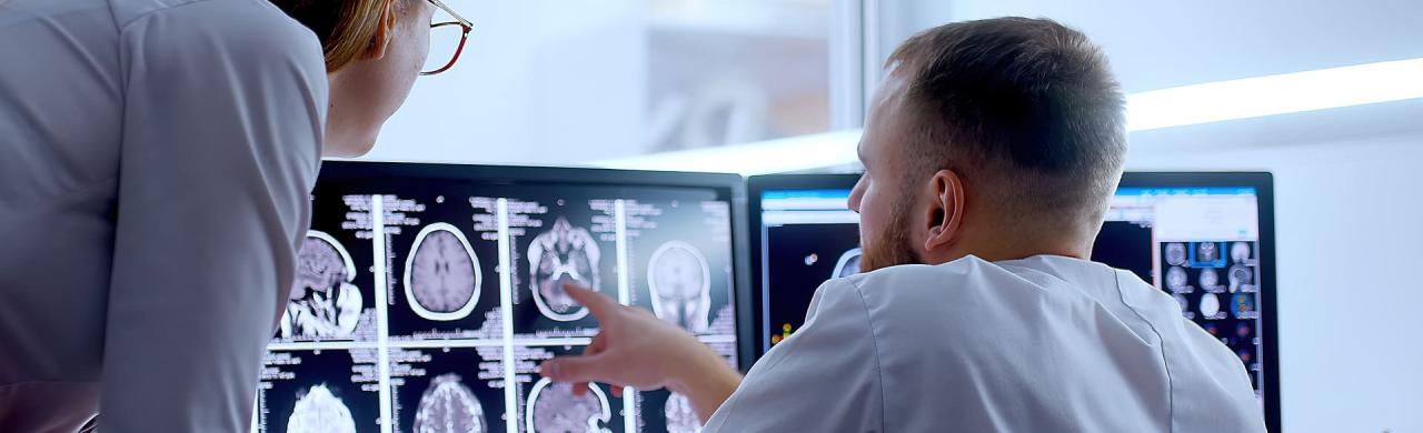 Manipulateur radio examine les radios avec un médecin