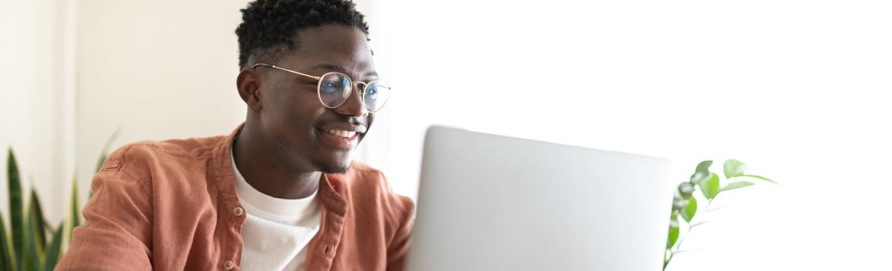 Jeune sur son ordinateur