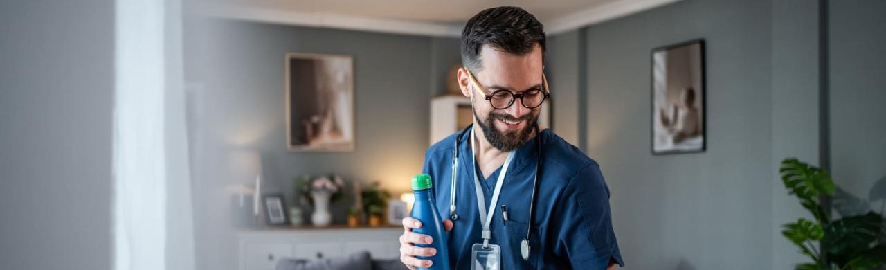 Soignant dans sa maison sur son portable