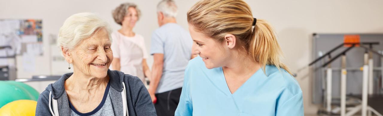 Kiné s'occupe d'une patiente lors d'une séance 