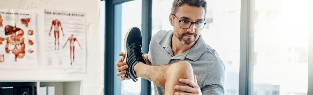 Kinésithérapeute s'occupe d'un patient lors d'une séance