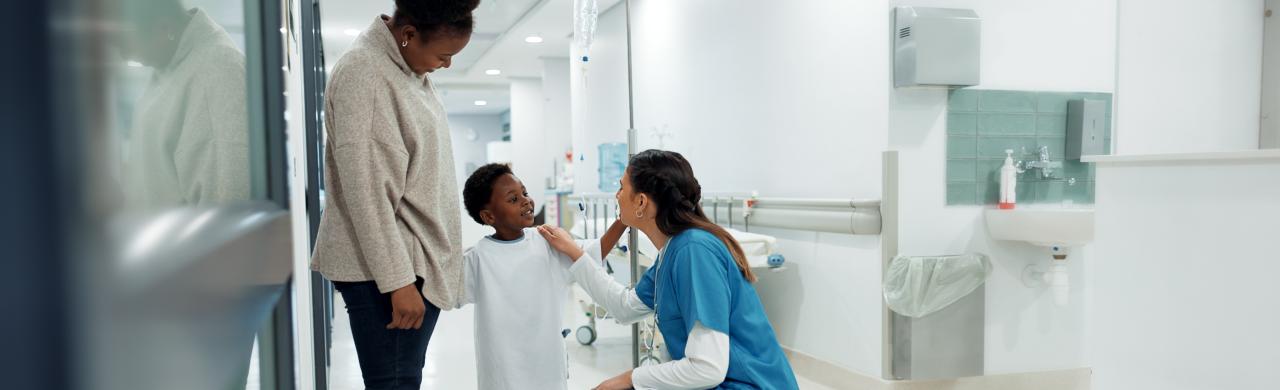 Infirmière puéricultrice s'occupe d'un enfant