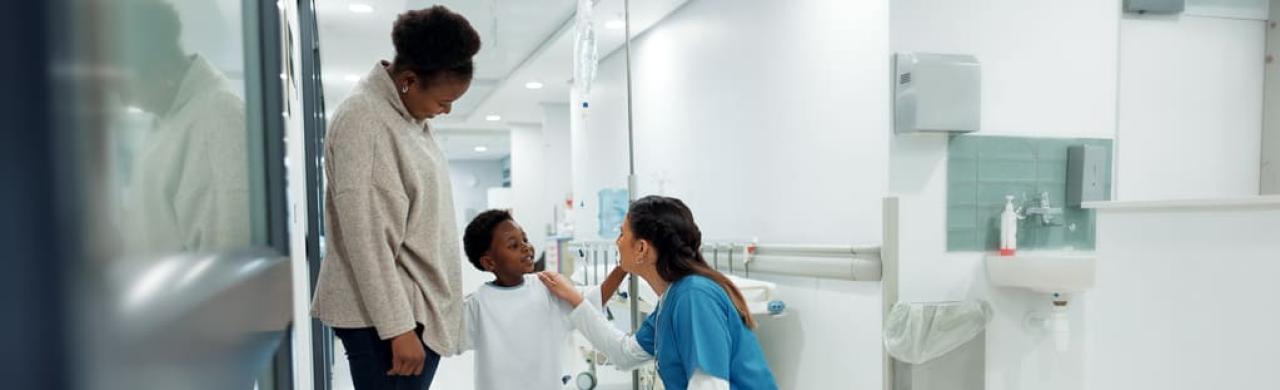 Infirmière Puéricultrice s'occupe d'un enfant dans un hôpital
