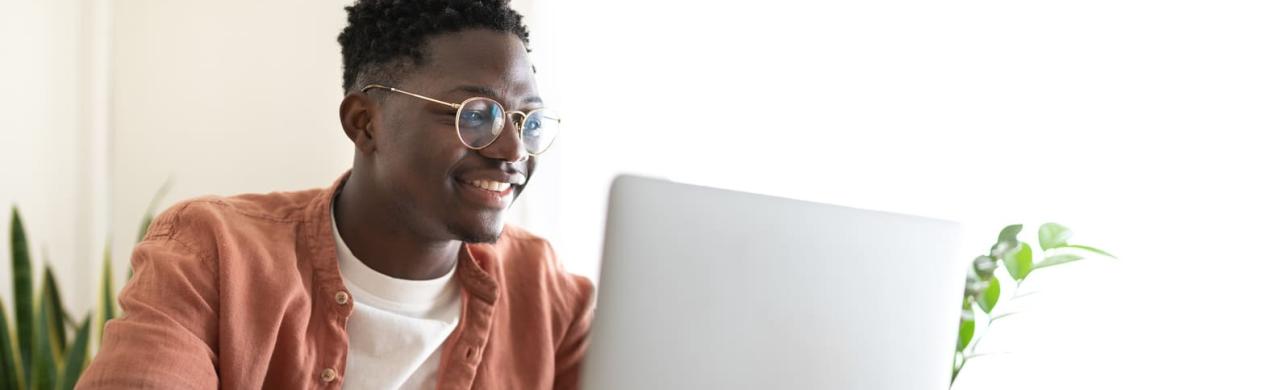 Jeune étudiant sur son ordinateur portable