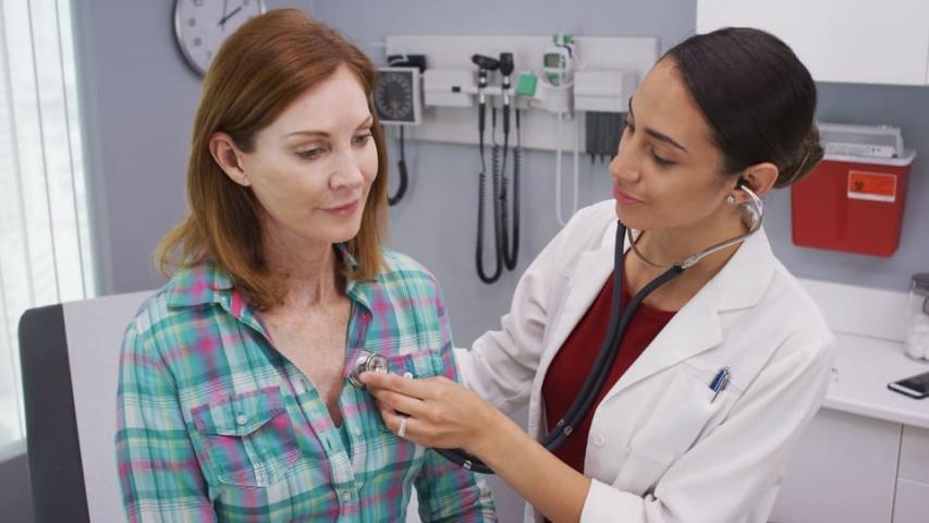 Docteur en médecin avec une patiente