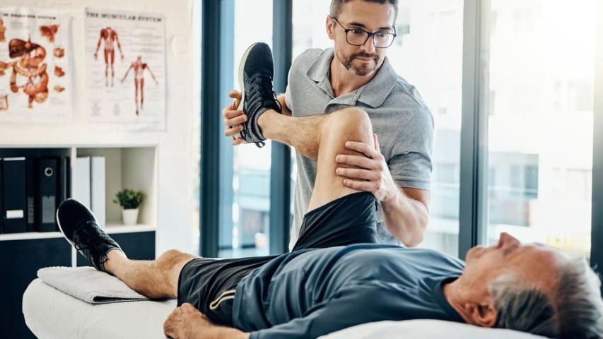 Kinésithérapeute manipule un patient